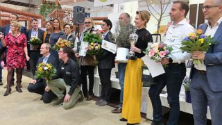 Le concours Show Your Colours a attribué une 3è place à l’Hydrangea FRENCH BOLERO® du collectif français HW2, représenté par Didier Boos, au centre de la photo en 2019. ©Odile Maillard